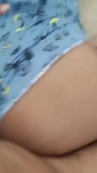Ojczym pieprzy pasierbicę z wielką dupą w piżamie