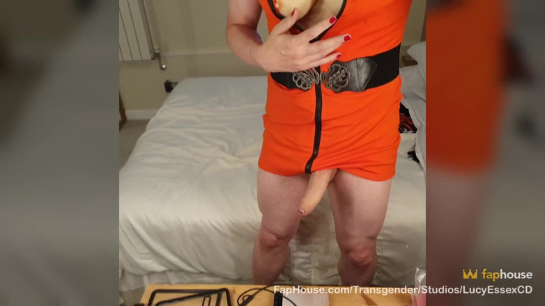 Lucy Essex CD: Masturbando mi gran polla de t-girl en vestido naranja