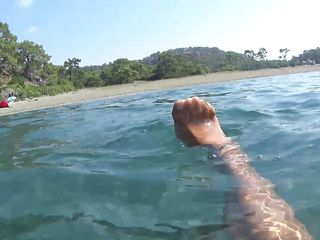 Nylondeluxe: Meia-calça nua no mar