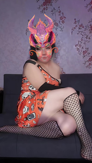 Kitty_Cross: Transvestiten-magie: hübsches aussehen, glatte haut und ein hauch drachen-fantasie