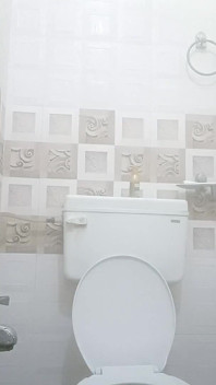 Indisches paar im badezimmer