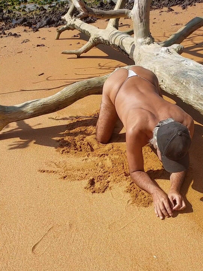Ladysilvas: Ladysilva travestito in mutandine sulla spiaggia