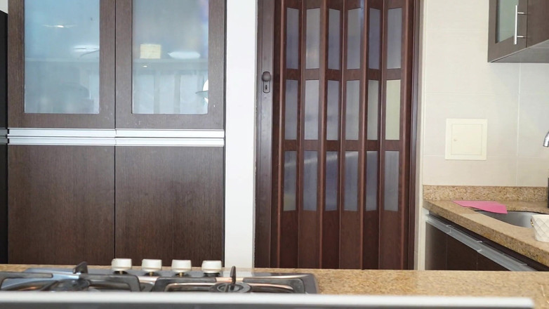 Winter_steph: Meine stiefmutter hat mich beim masturbieren unter der theke erwischt...