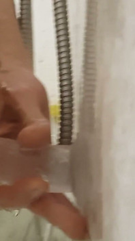 Chupando meu novo vibrador e tentando foder!