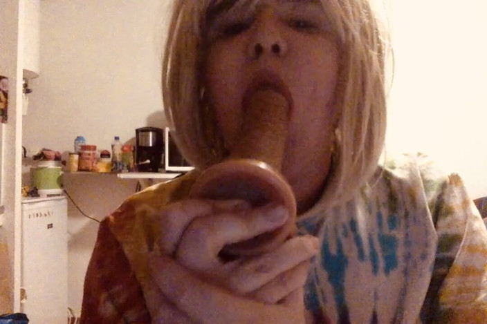 BifloXXX: BifloXXX crossdresser sucks and deepthroat dildo