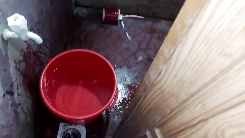 SAFI TV: 私は彼女を一人でお風呂に入れ、彼女をファックし始めました