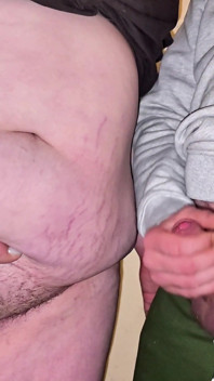 私は彼のペニスを私の同僚の昼休みにシコる