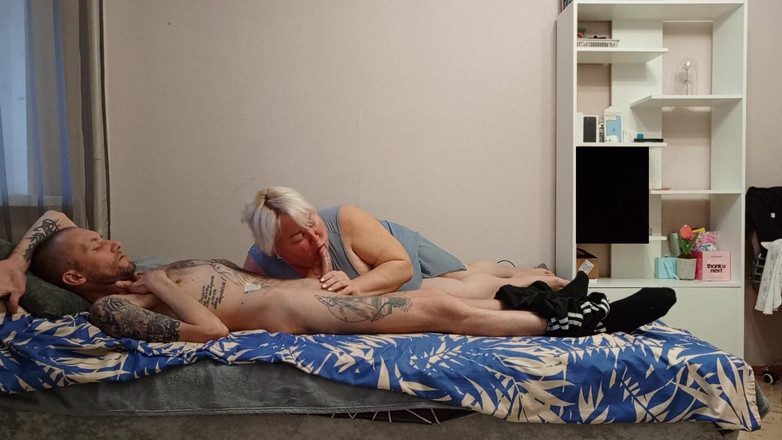 Zona901: Styvmamma älskar det när jag sperma i hennes mun