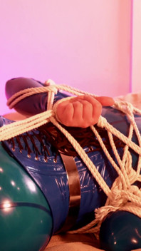 Fuga di bondage in lattice, sexy MILF sottomessa in gomma con bavaglio
