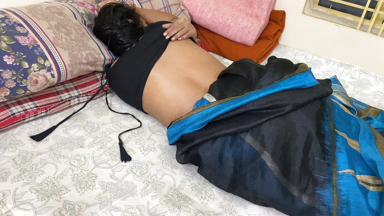 SAFI TV: मैंने अपनी सौतेली मम्मी को बिस्तर पर पाया और उसकी गांड का छेद डालकर चुदाई शुरू कर दी