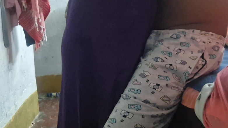 Busty Banuu: Indická žena plná sexuální potěšení v sexy šatech sex porno video