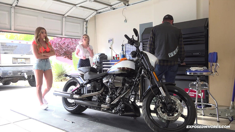 Exposed Whores Media: Двух возбужденных шлюшек описал и трахнул байкер