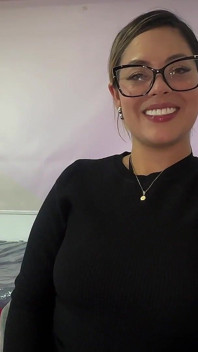 Mama mea vitregă strânge toată sperma din pula mea, astfel încât să mă pot concentra pe studiile mele