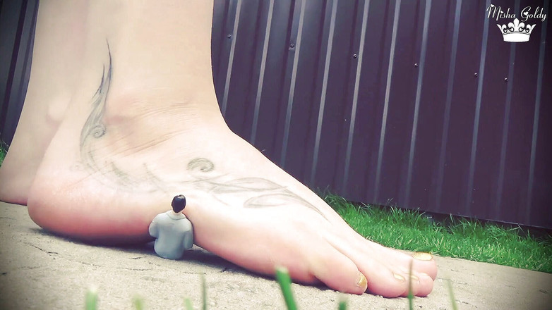 Goddess Misha Goldy: ミーシャは、彼女のお尻で、巨大なおっぱいの間、口の中、ビーチサンダルと足の下で小さな男のおもちゃを破壊します