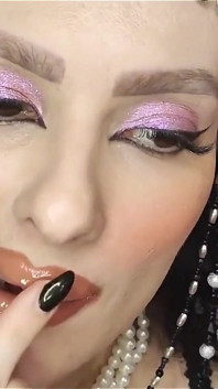 Due principesse ti ipnotizzando con i loro corpi sexy e i loro baci con il rossetto appiccicoso e succosi