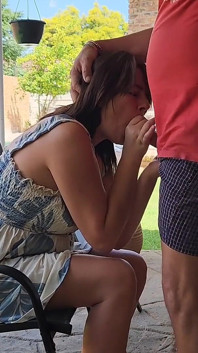 Milf chupa meu pau depois de ajudá-la com sua piscina