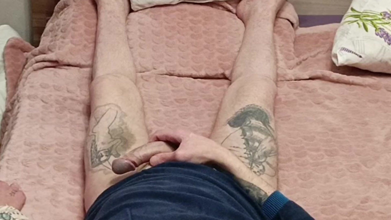 Zona901: La madrastra interrumpió mi masturbación haciendo un laminado y tragó...