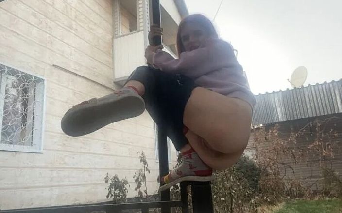 MargoAlisa: Alice sokakta 3 kez işiyor