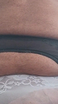 Cd trans culotte et soutien-gorge s’amusent en se masturbant avec un vibromasseur