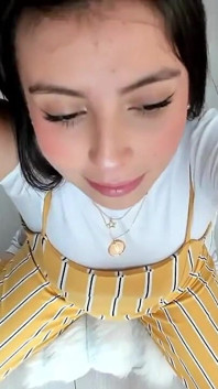 嘿爸爸，放松一下，我会跪下来，拿出你的鸡巴，像我那个小婊子一样吮吸，这样你就能看到我的脸了