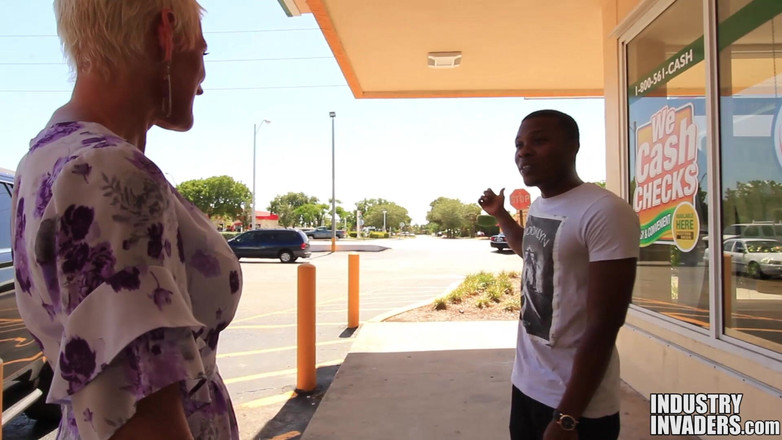 Naked Hustlers: GILF dengan besar