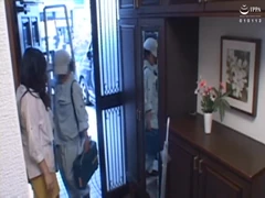 Một bà nội trợ muốn hưng phấn hơn một chút đã đụ một người lạ trong khi chồng cô ấy ở gần đó