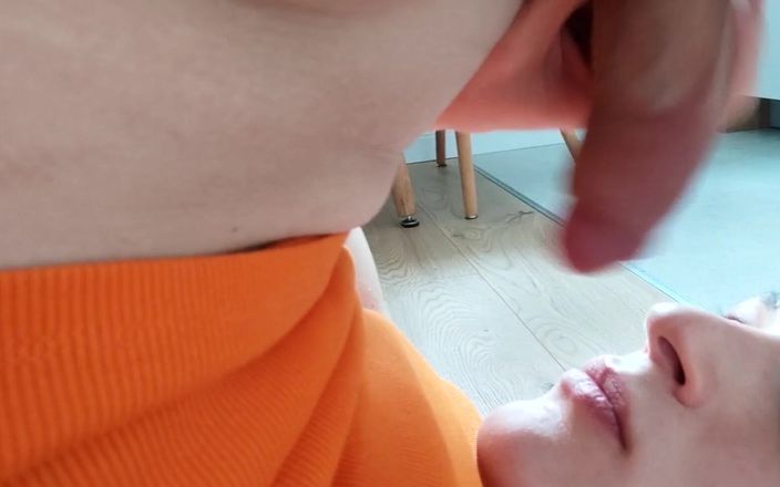 Medi Voi: Ho una nuova abilità, leccare il mio cazzo