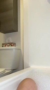 Eiaculazione facciale, lo adoro! video completo ^ Il mio figliastro era nel bagno, l'ho visto masturbarsi! così ho deciso di prendermi cura di H