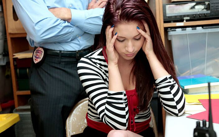 Shop Lyfter: 小さなティーン内井美メイが万引きを捕まえ、ストリップ捜索のために連れて行かれました