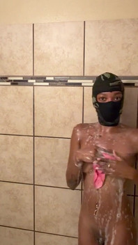 L'ora della doccia mostra il mio corpo caldo mentre va dal vivo!