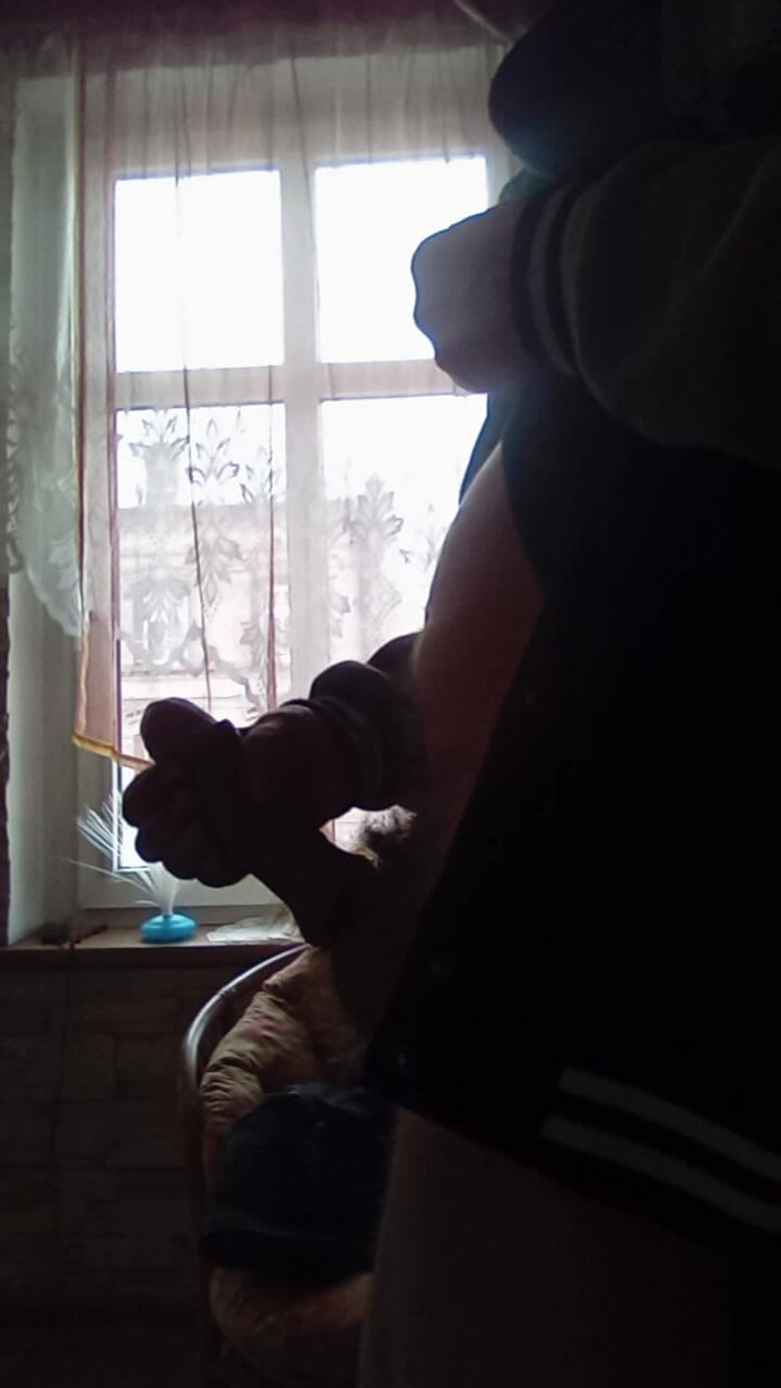 Mcobraxxl: Élévationnisme devant la fenêtre