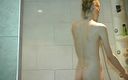 Flash Model Amateurs: Chuda dziewczyna goli swoją cipkę w łazience