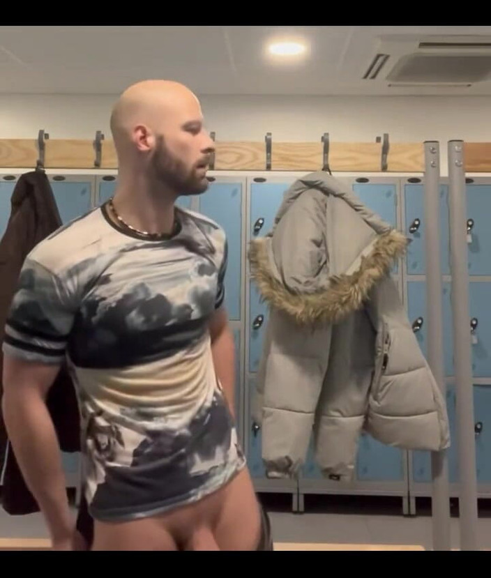 NathanAdamsXXX: Zíral jsem, jak se ztvrdnu před ostatními v šatně v tělocvičně