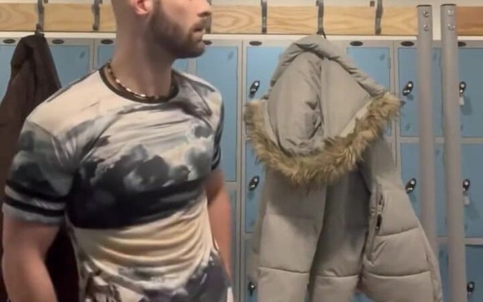NathanAdamsXXX: Jag stirrade hårt framför de andra i omklädningsrummet på gymmet