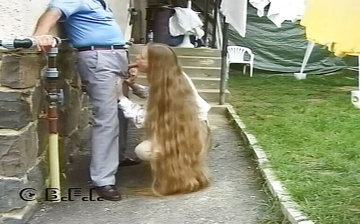 Nasty matures and dirty grannies club: Staří chlapi šuká blonďatou holku