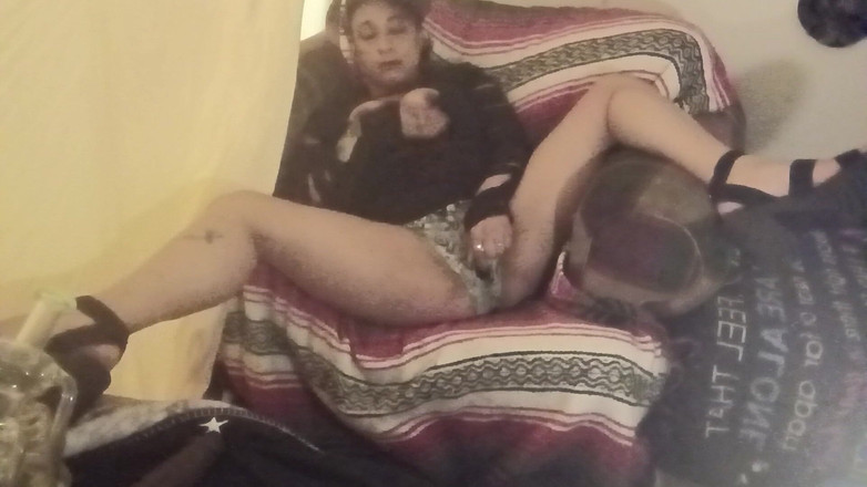 SweetSinhara: Tante seksi ini ngentot memeknya sendirian!