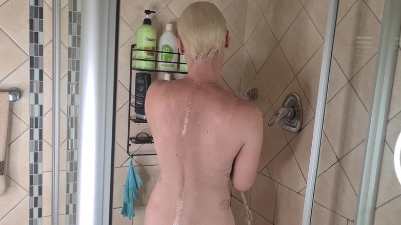 domslutfucker: Awek blonde dengan tetek kecil dibuang pakaian untuk mandi sabun...