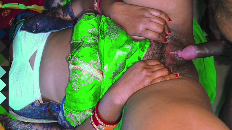 Sumang studio: Bhabhi dalam saree hijau dikongkek batang abang tirinya dan dikongkek...
