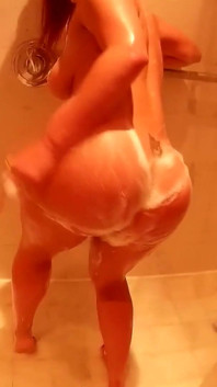 Miss raquel seifen und spreizt muschi mit großem dildo