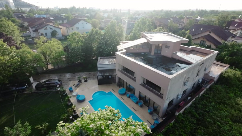 Erotic Planet Studio: Le vedova bionde sono confortate e scopate