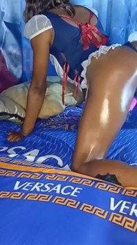 Il suo cazzo mi ha fatto urlare, così dolce.