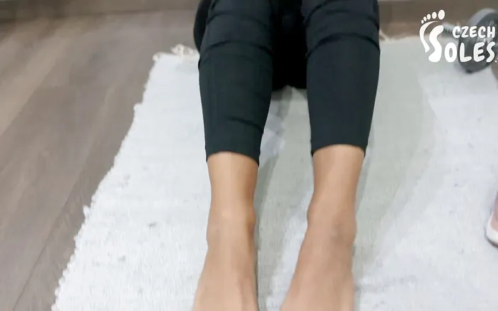 Czech Soles - foot fetish content: Silná dívka cvičí a její malé sexy nohy