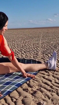 Nackte exhibitionistin am strand