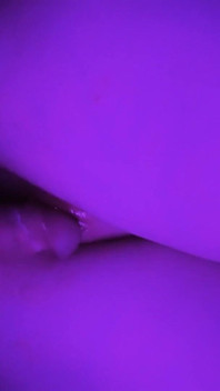 La mia figa bagnata aspetta il cazzo. Primo piano. Succosa figa da 18+