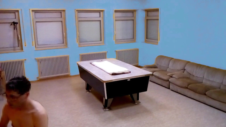 Mark Hannes: 나체 테이블 험프 자위