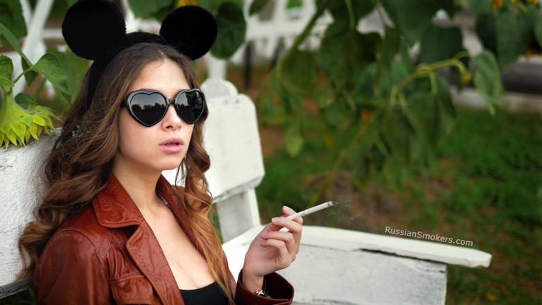 Russian Smokers: Sensuale angelo russo che fuma sigaretta alla luce del sole