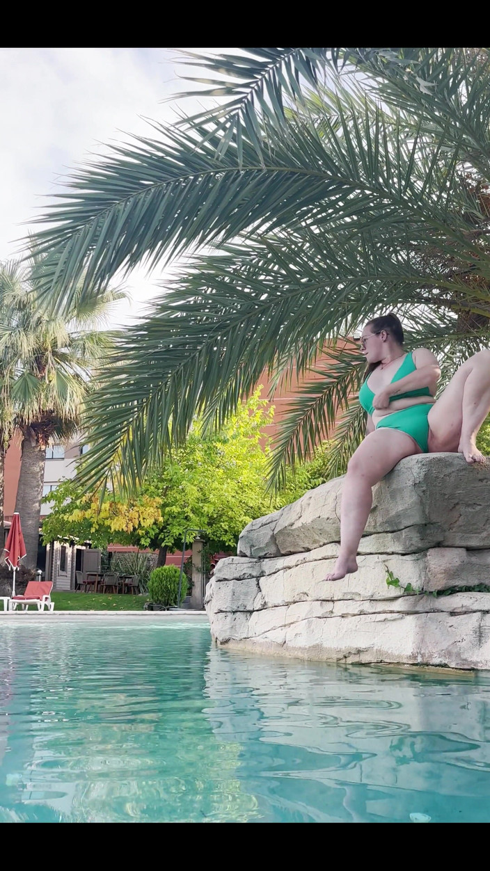 Naughty Mila: 公共プールで私のマンコを手マン。