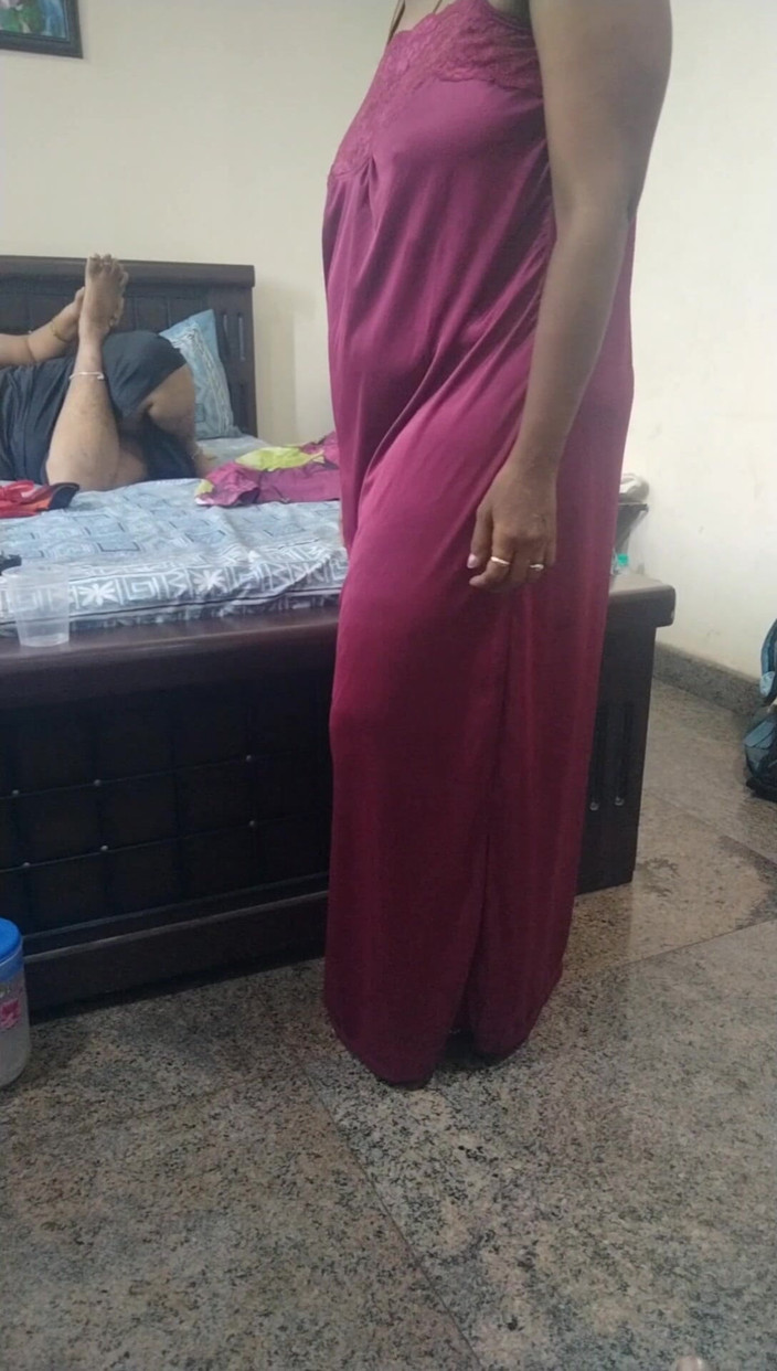 Tamil lesbian: Příležitostný tanec s tamilskými písněmi