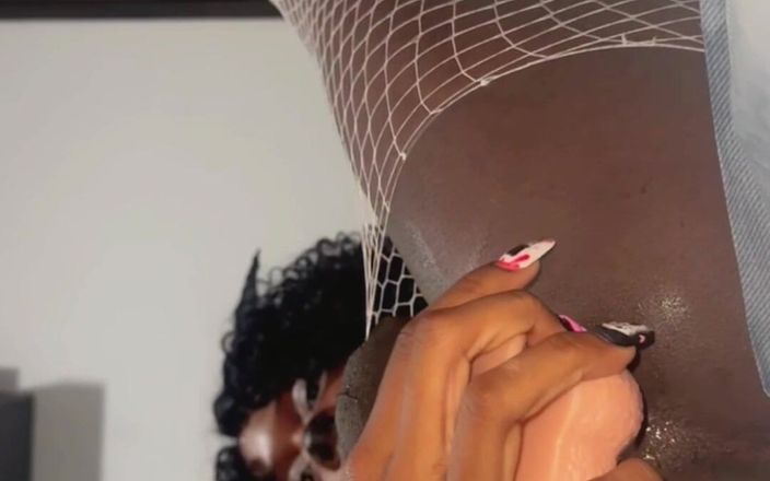 Blacksharon: Je m’imagine à quel point ta bite est délicieuse en moi