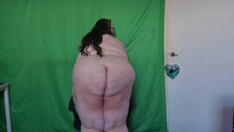 SSBBWLadyBrads: SSBBW se svléká na své kancelářské židli